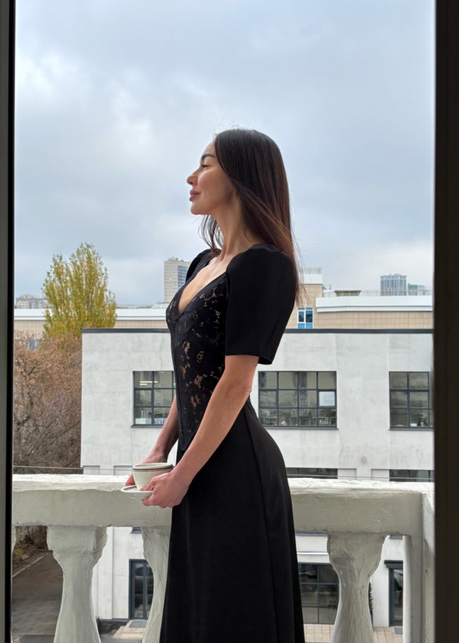 платье с кружевом